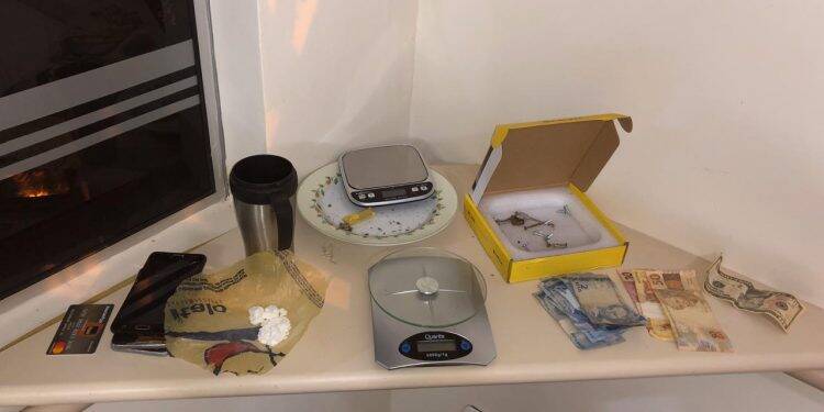 Mulher é presa após denúncia de “biqueira” no Campos do Iguaçu