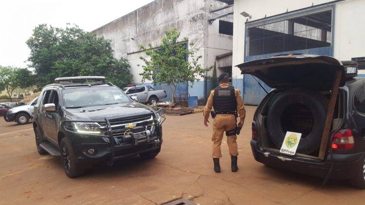 BPFron apreende de veículo carregado com pneus contrabandeados do Paraguai