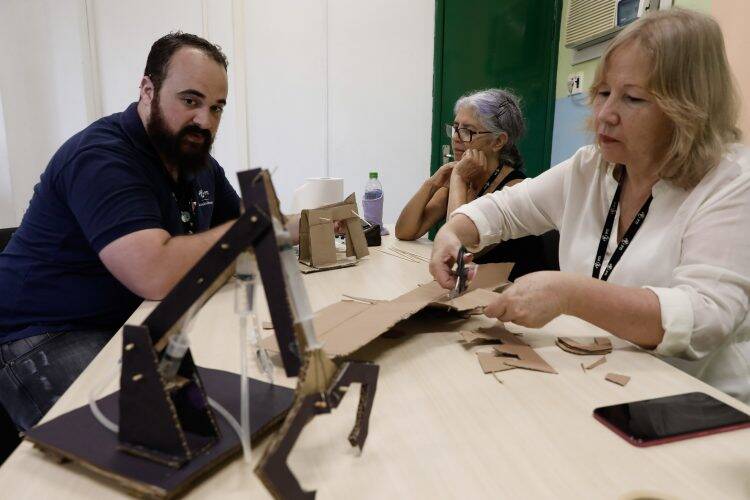 Idosos participam de oficina sobre Robótica no PTI