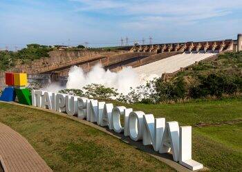 Princesa da Dinamarca visita Itaipu e concede honraria especial ao general Silva e Luna