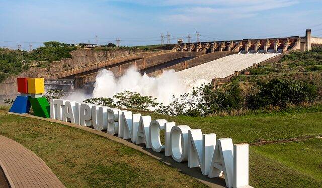 Princesa da Dinamarca visita Itaipu e concede honraria especial ao general Silva e Luna