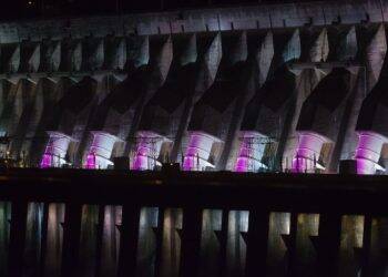 Barragem de Itaipu tem iluminação especial para o Outubro Rosa