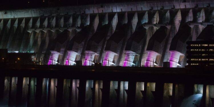 Barragem de Itaipu tem iluminação especial para o Outubro Rosa