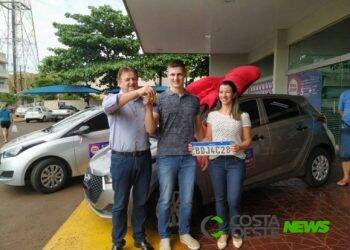 Lar entrega HB20 para ganhador de Santa Helena