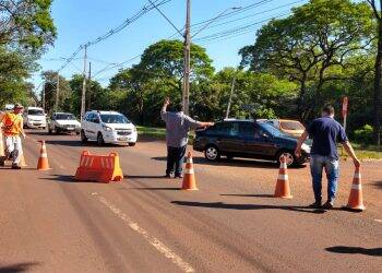 Instalação de ponte metálica interdita trecho da Avenida Tancredo Neves nesta quinta-feira