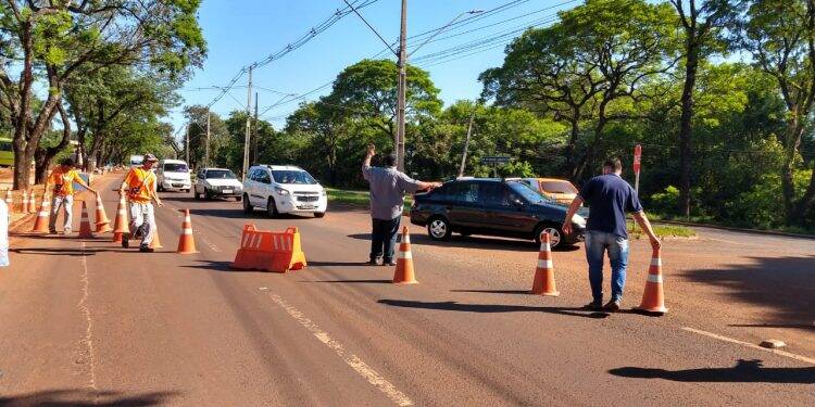 Instalação de ponte metálica interdita trecho da Avenida Tancredo Neves nesta quinta-feira