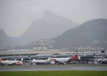 Taxa adicional de embarque internacional será eliminada, diz ministro