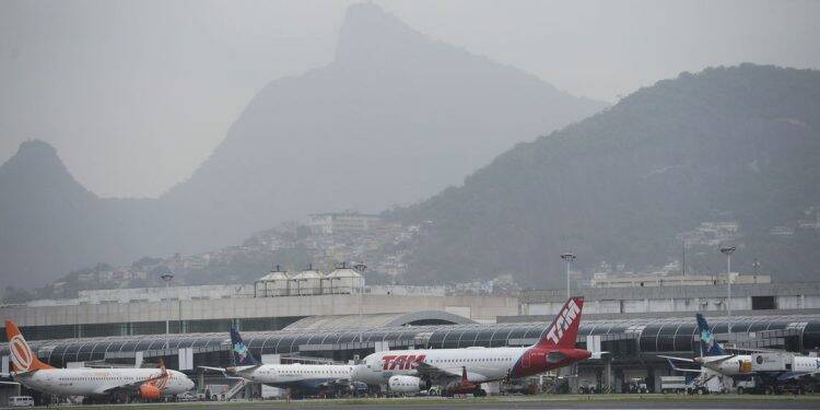 Taxa adicional de embarque internacional será eliminada, diz ministro