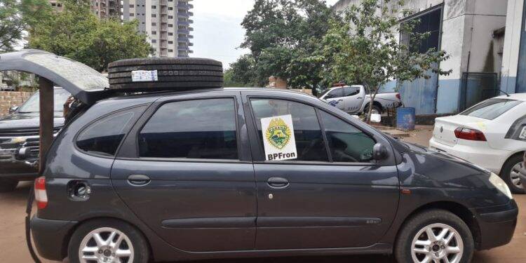 BPFron apreende de veículo carregado com pneus contrabandeados do Paraguai
