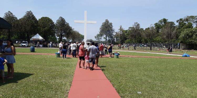 Dia de Finados com grande movimento nos cemitérios de Foz do Iguaçu