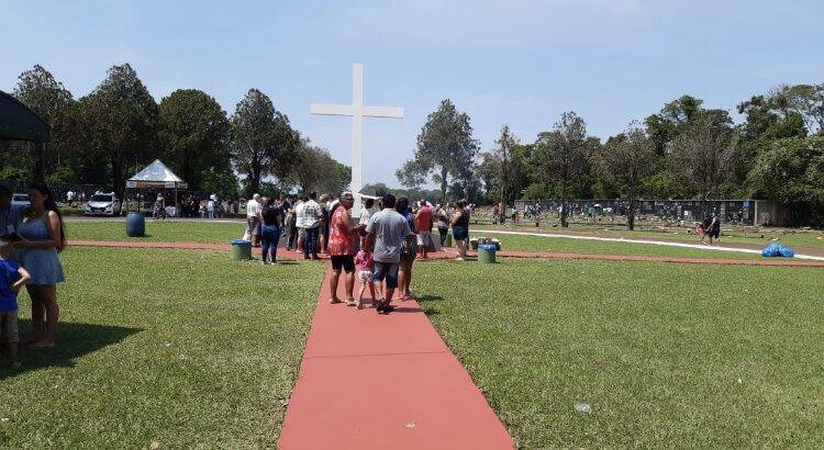 Dia de Finados com grande movimento nos cemitérios de Foz do Iguaçu