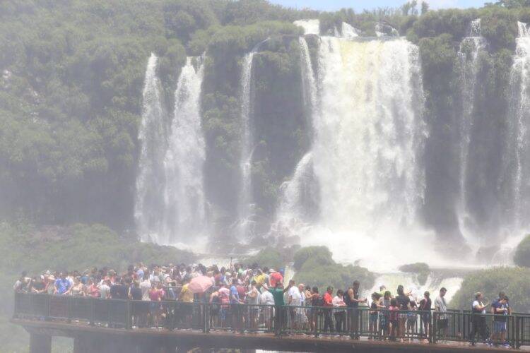 Cataratas do Iguaçu lotadas de turistas neste Feriadão