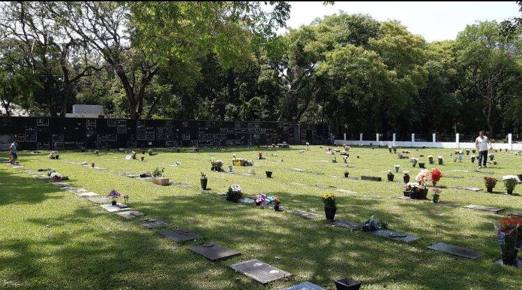 Dia de Finados com grande movimento nos cemitérios de Foz do Iguaçu