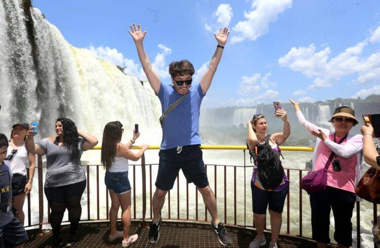 Cataratas do Iguaçu lotadas de turistas neste Feriadão