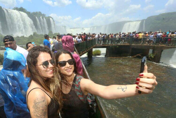 Cataratas do Iguaçu lotadas de turistas neste Feriadão