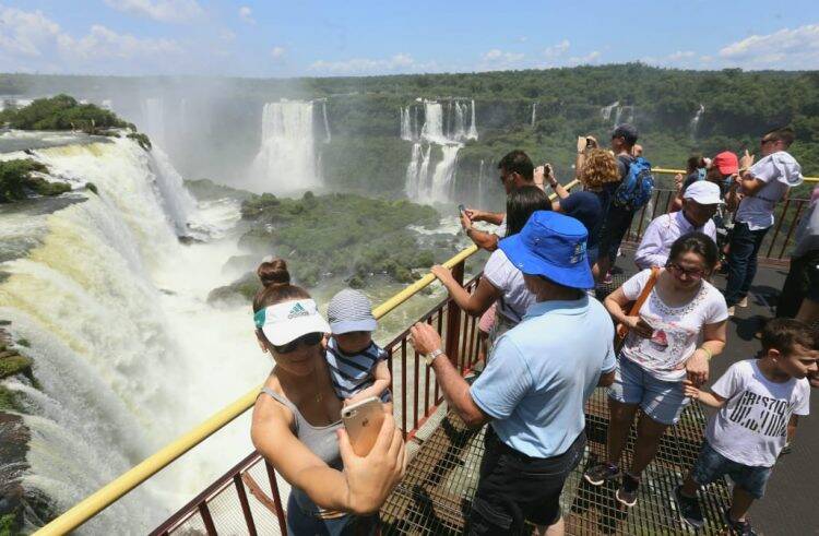 Cataratas do Iguaçu lotadas de turistas neste Feriadão