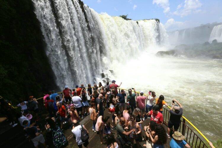 Cataratas do Iguaçu lotadas de turistas neste Feriadão