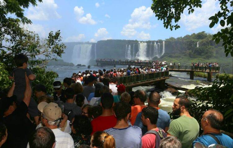 Cataratas do Iguaçu lotadas de turistas neste Feriadão