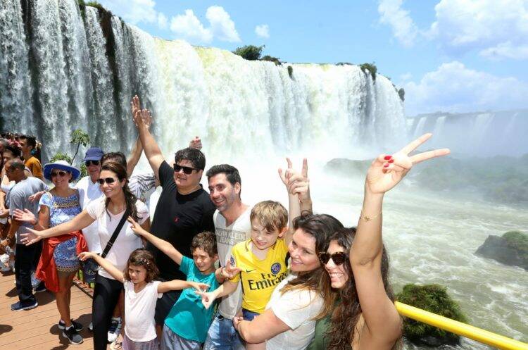 Cataratas do Iguaçu lotadas de turistas neste Feriadão