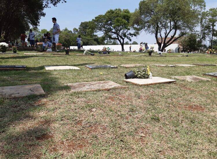 Dia de Finados com grande movimento nos cemitérios de Foz do Iguaçu