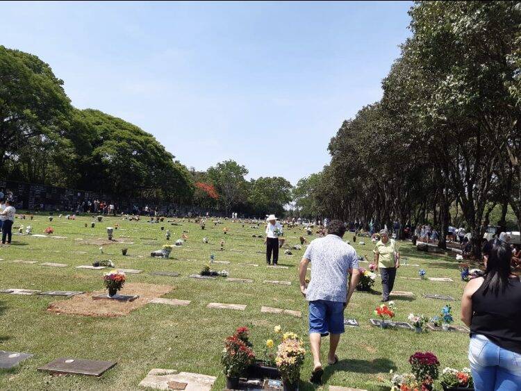 Dia de Finados com grande movimento nos cemitérios de Foz do Iguaçu