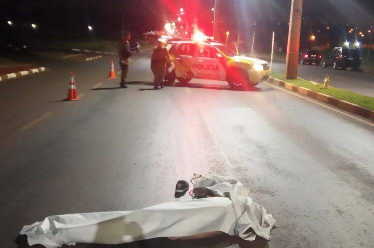 Ciclista morre atropelado na Felipe Wandscheer e condutor de carro foge do local