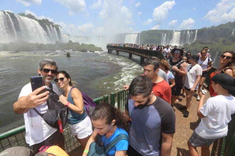 Cataratas do Iguaçu lotadas de turistas neste Feriadão