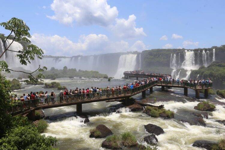 Cataratas do Iguaçu lotadas de turistas neste Feriadão