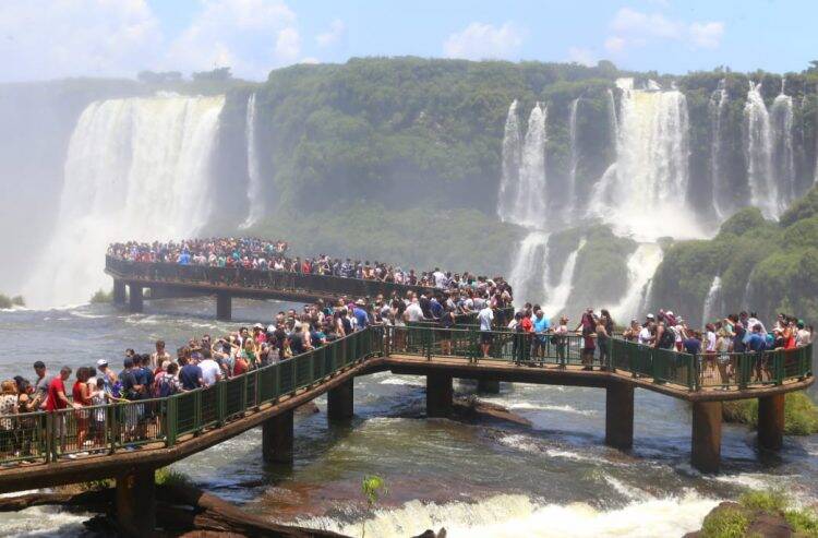 Cataratas do Iguaçu lotadas de turistas neste Feriadão