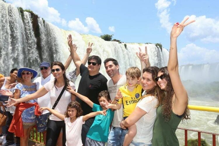 Cataratas do Iguaçu lotadas de turistas neste Feriadão