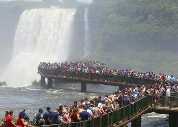 Cataratas do Iguaçu lotadas de turistas neste Feriadão