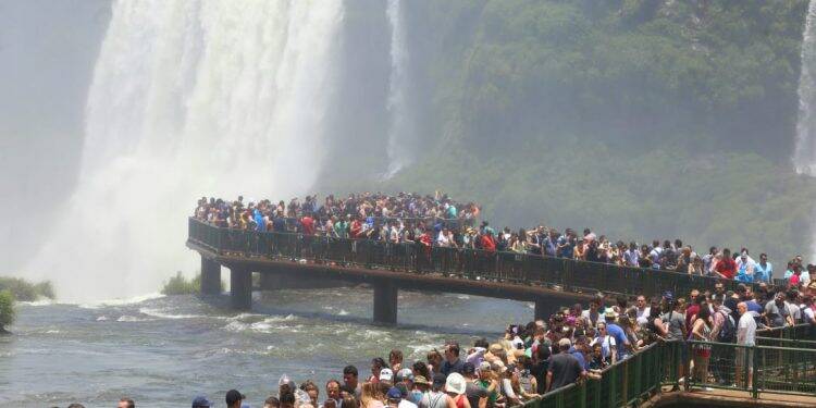 Cataratas do Iguaçu lotadas de turistas neste Feriadão