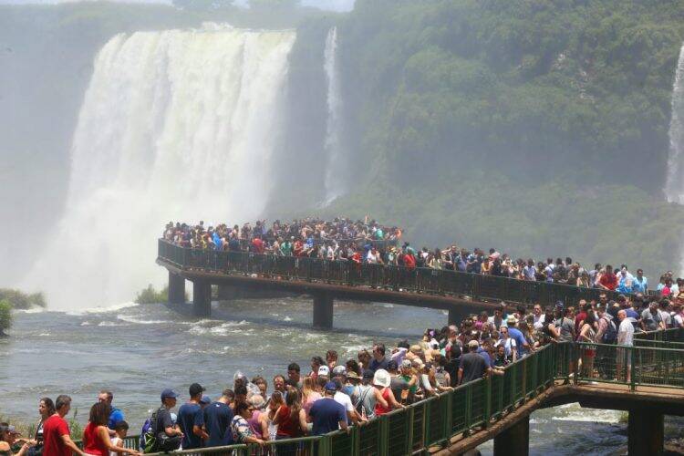 Cataratas do Iguaçu lotadas de turistas neste Feriadão