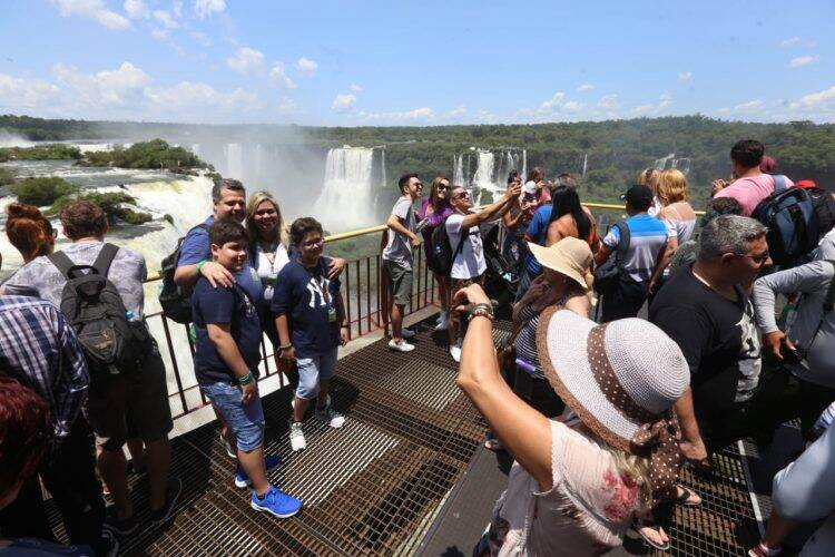 Cataratas do Iguaçu lotadas de turistas neste Feriadão