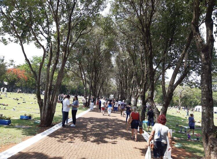 Dia de Finados com grande movimento nos cemitérios de Foz do Iguaçu