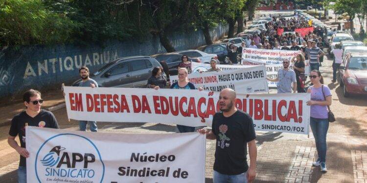 Professores e funcionários da educação anunciam greve no Paraná a partir de dezembro