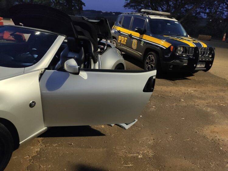 Carro de luxo é apreendido pela PRF carregado com cosméticos