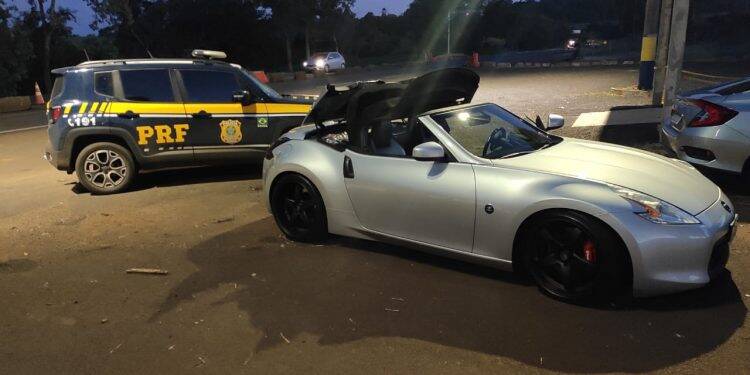 Carro de luxo é apreendido pela PRF carregado com cosméticos