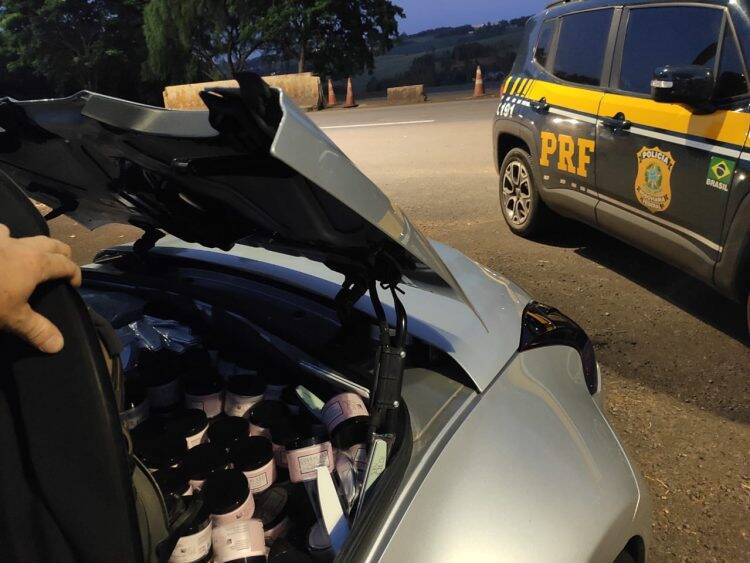 Carro de luxo é apreendido pela PRF carregado com cosméticos