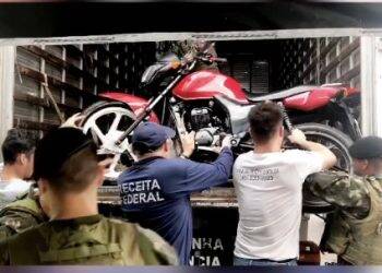 Drone da Polícia Civil flagra motociclista tentando desviar barreira da Operação Muralha