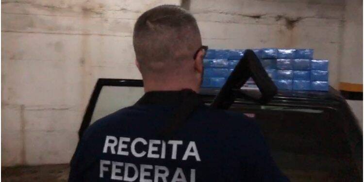 Carro estacionado na Vila Portes escondia 32 celulares