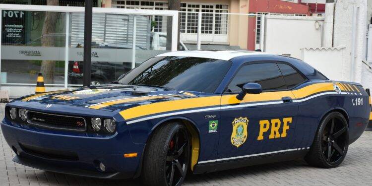 PRF de Foz do Iguaçu passa a usar como viatura Dodge Challenger