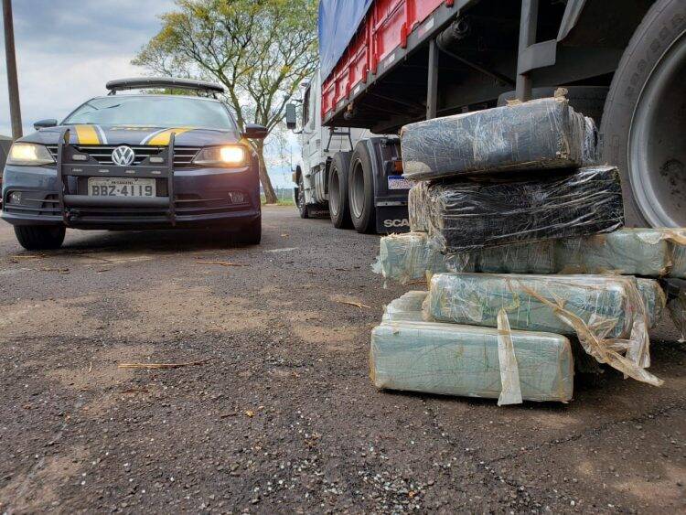 PRF apreende toneladas de maconha em meio à carga de milho no Paraná