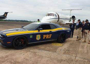 PRF estreia viatura Dodge Challenger durante escolta ministerial em Foz