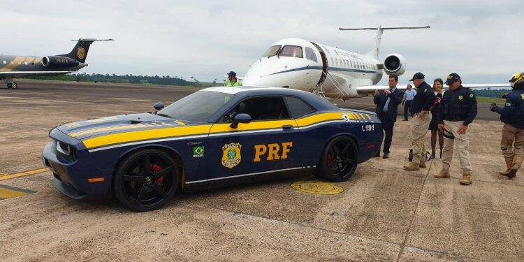 PRF estreia viatura Dodge Challenger durante escolta ministerial em Foz