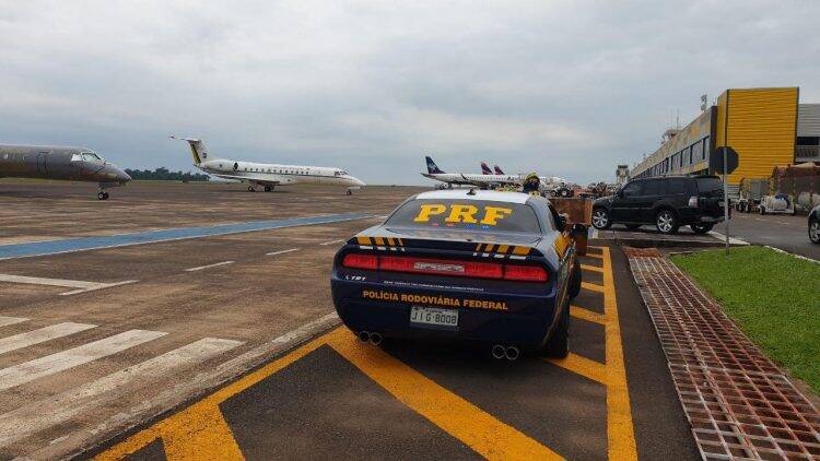 PRF estreia viatura Dodge Challenger durante escolta ministerial em Foz