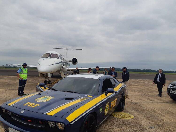 PRF estreia viatura Dodge Challenger durante escolta ministerial em Foz