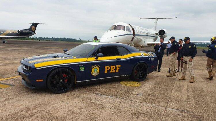 PRF estreia viatura Dodge Challenger durante escolta ministerial em Foz
