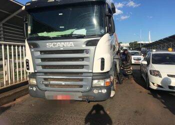 Caminhão carregado com cerveja quebra e congestiona trânsito na Ponte da Amizade