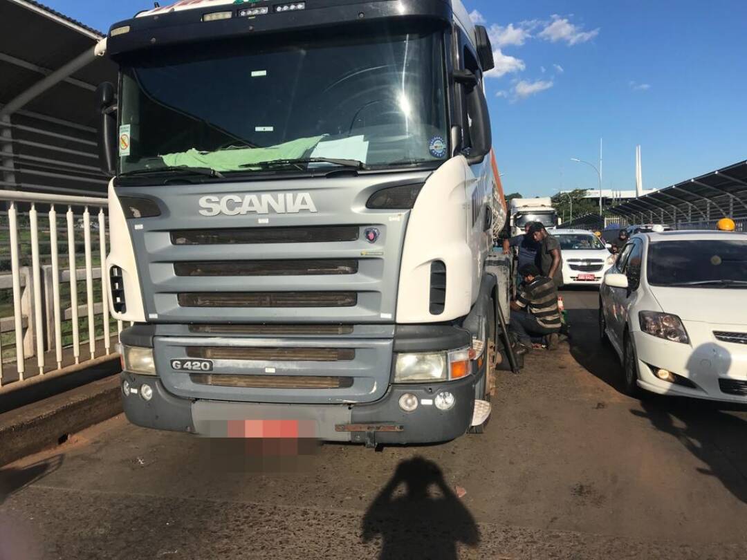 Caminhão carregado com cerveja quebra e congestiona trânsito na Ponte da Amizade - Rádio Cultura Foz